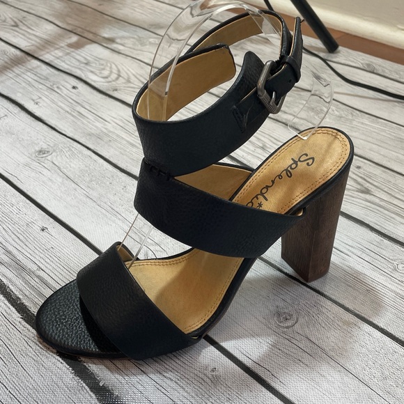 Splendid Leather Heels Size 8 NWOT
Strappy Buckle Sandal - Picture 2 of 9